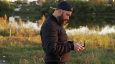 adam drony konsol kontrol eder.