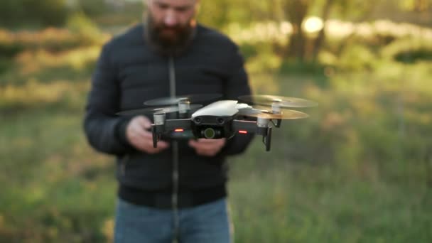 Hombre controla drones en la vecindad de sí mismo — Vídeos de Stock