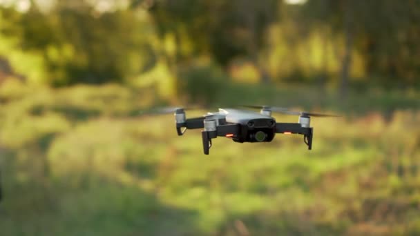 Człowiek kontroluje drony w sąsiedztwie siebie — Wideo stockowe