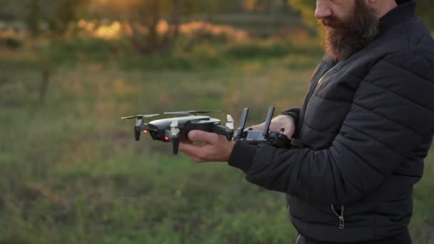 Hombre lanza dron de su mano — Vídeo de stock
