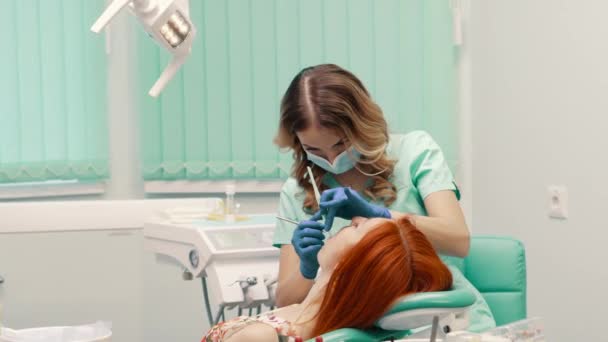 Jovem na recepção com dentista — Vídeo de Stock