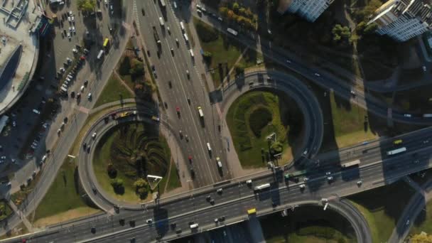 Luftaufnahme eines großen Verkehrsknotenpunktes — Stockvideo