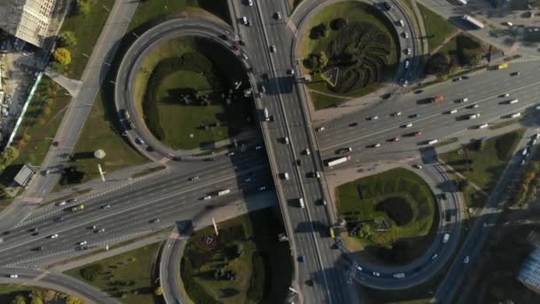 Drone Gira Sobre Centro Transporte Ocupado Ciudad — Vídeos de Stock