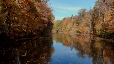 Göl Sonbahar Park üzerinde uçuş