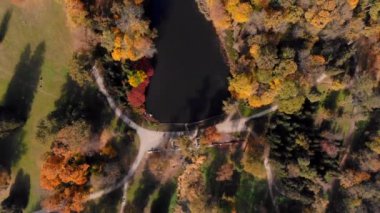 göl ile sonbahar park havadan görünümü