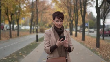 sokakta telefon kullanan genç kadın portresi