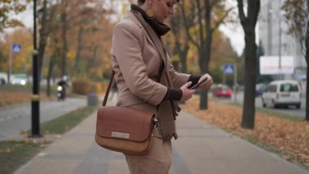 Giovane donna che parla felicemente al telefono per strada — Video Stock