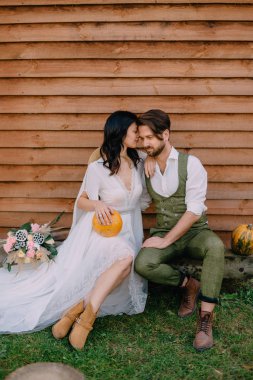 boho stil sit ahşap duvarının yakınında yeni evliler giymiş