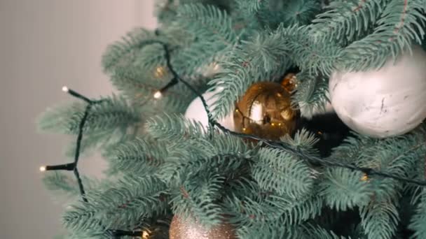 Decoraties op kerstboom closeup — Stockvideo