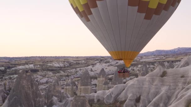 Bir grup insan balonunda kayaların üzerinden uçan — Stok video