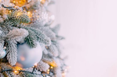 süslenen beyaz duvar arka plan üzerinde Xmas ağacı