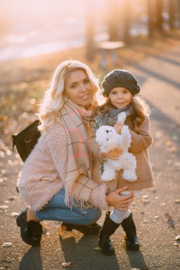 Anne ve kızı kameraya bak