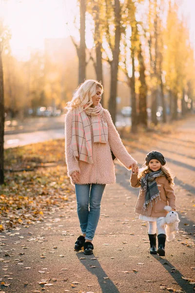 Joven Madre Pequeña Hija Caminando Ciudad Otoño — Foto de Stock