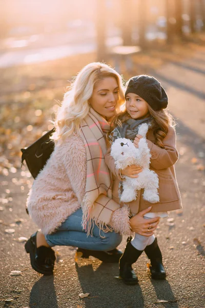 Mãe e filha olhar para a câmera — Fotografia de Stock