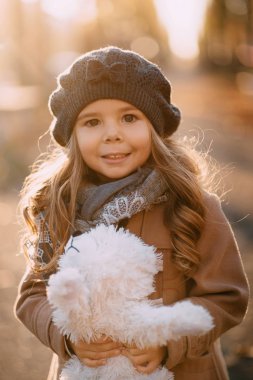 Sonbahar şehir arka plan üzerinde küçük kız portresi