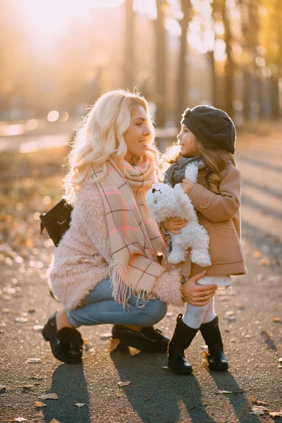Mladá matka komunikuje se svou malou dcerou — Stock fotografie