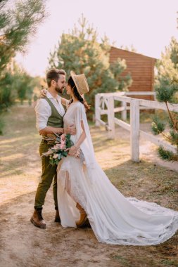 Boho tarzı yeni evliler ahır, yaz gününde yürüyüş