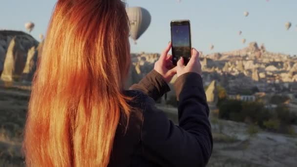 Giovane femmina scatta video di palloncini in cappadocia — Video Stock