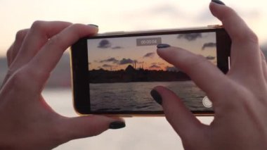 video çekim yaparken smartphone kadının ellerini tutun