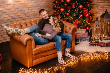 Çift evde kanepede sarılma sevgi dolu