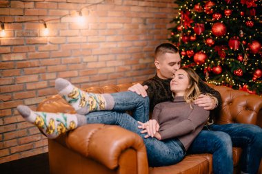 Çift evde kanepede sarılma sevgi dolu