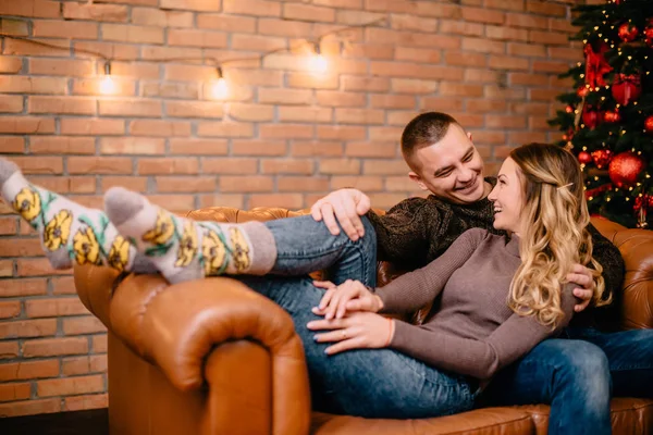 Любляча пара на дивані вдома — стокове фото