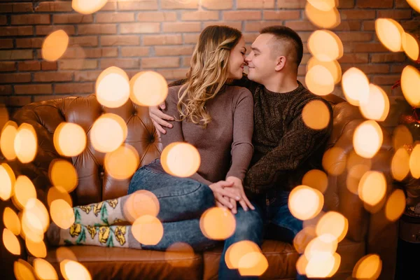 Retrato de pareja entre luces festivas —  Fotos de Stock