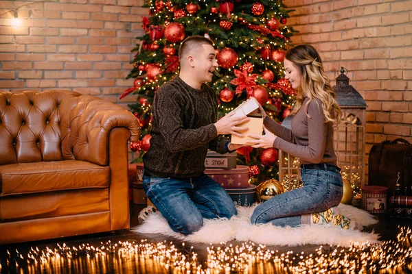 Marido le da a su esposa regalo de Navidad en casa —  Fotos de Stock