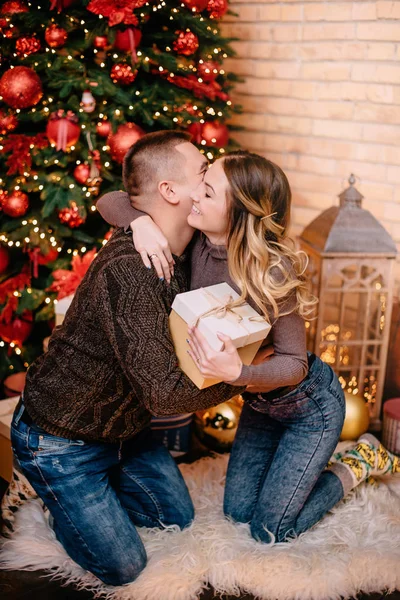Чоловік дарує своїй дружині різдвяний подарунок вдома — стокове фото