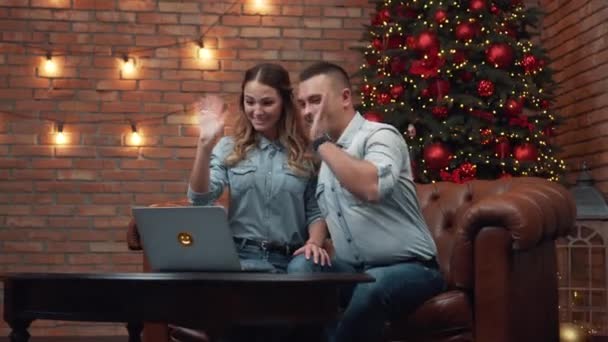 Genç çift webcam ile yakınları ile sohbet — Stok video
