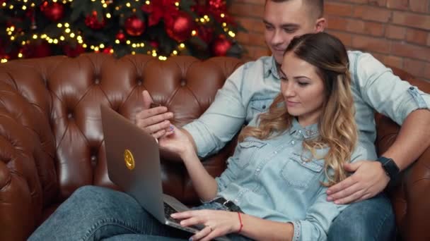 크리스마스 이브에 집에서 온라인 쇼핑 하는 젊은 부부 — 비디오