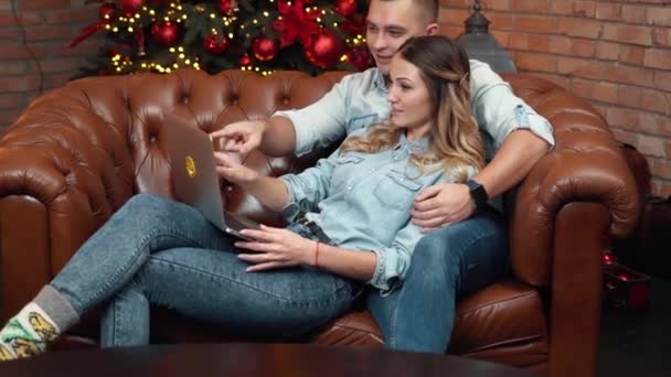 Jovem casal compras on-line em casa na véspera de Natal — Vídeo de Stock