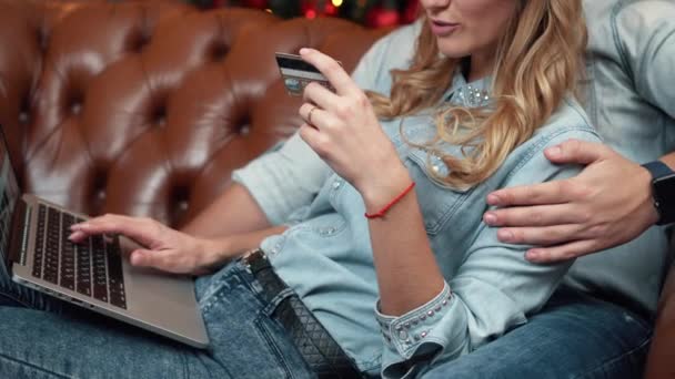 Junges Paar kauft an Heiligabend zu Hause online ein — Stockvideo