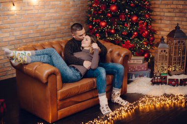 Çift evde kanepede sarılma sevgi dolu