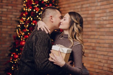 mutlu karım Noel hediyesi kocasından alır.