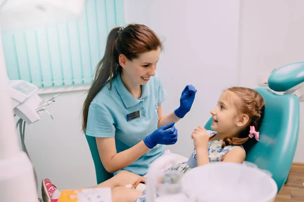 Meisje bij de receptie op childrens tandarts — Stockfoto