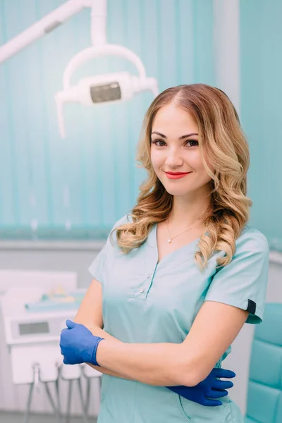 Młoda kobieta dentysty w miejscu pracy wygląda na kamery — Zdjęcie stockowe