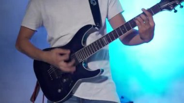 adam elektro gitar grup performansı sırasında çalış.