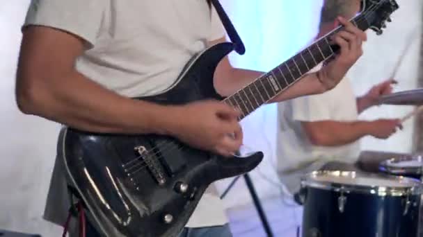 Homme joue de la guitare électrique pendant la performance du groupe — Video