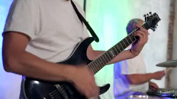 Homem toca guitarra elétrica durante a performance da banda — Vídeo de Stock