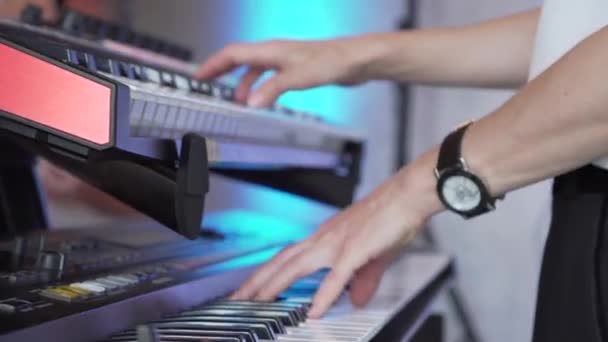 Keyboarder spielt Synthesizer in Nahaufnahme — Stockvideo