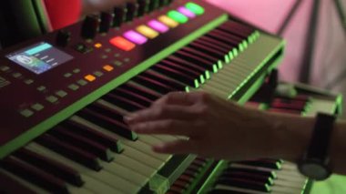 klavye oyuncu oynamak synthesizer yakın çekim