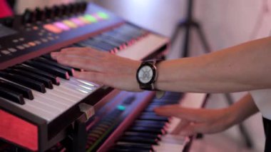 klavye oyuncu oynamak synthesizer yakın çekim