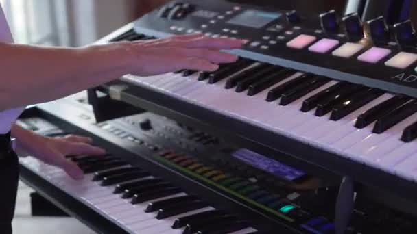 Клавишник, играющий на синтезаторе крупным планом — стоковое видео