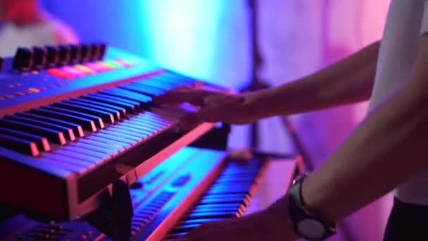 Keyboarder spielt Synthesizer in Nahaufnahme — Stockvideo