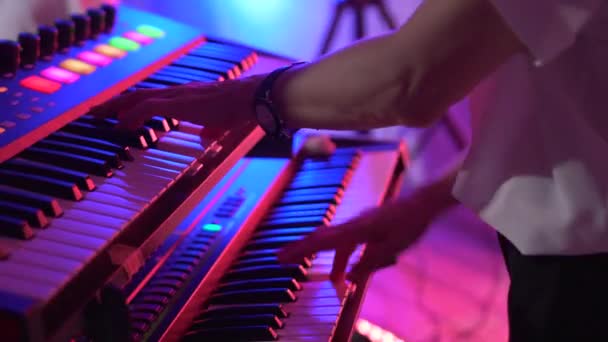 Keyboard player playing synthesizer close-up — Stock Video