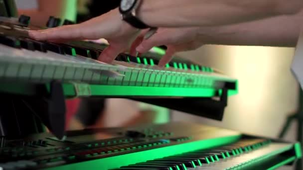 Keyboard player playing synthesizer close-up — Stock Video