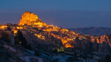 gece şehir Uçhisar (Uchisar) Panoraması