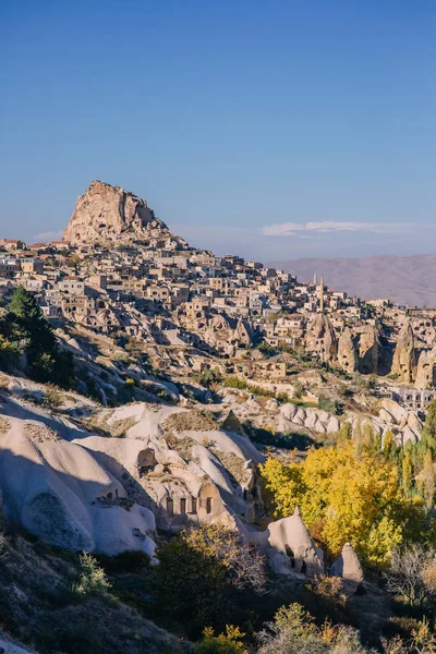 Ancient fortress Uchisar in valley of pigeons — Stock Photo, Image