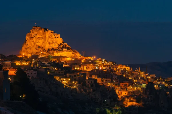 Uçhisar Kalesi gece görünümü — Stok fotoğraf